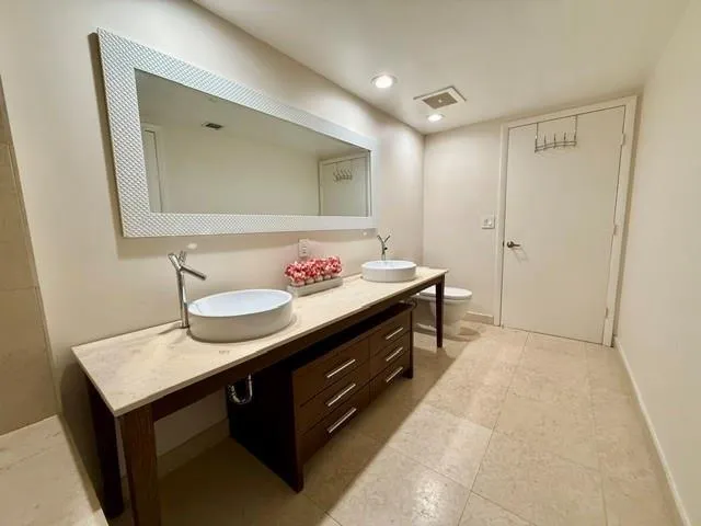 465 BRICKELL AVENUE #1806 Miami, FL 33131
