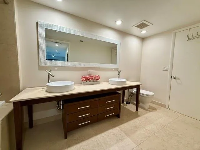 465 BRICKELL AVENUE #1806 Miami, FL 33131