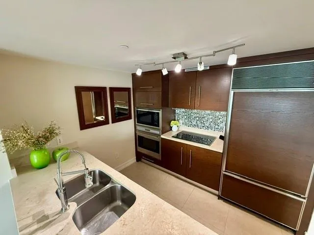 465 BRICKELL AVENUE #1806 Miami, FL 33131