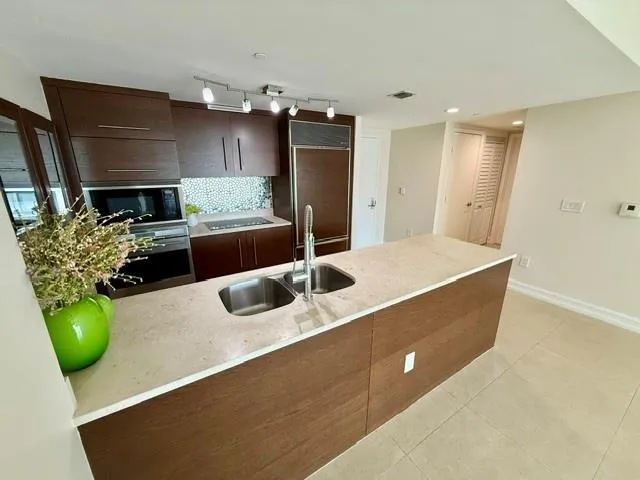 465 BRICKELL AVENUE #1806 Miami, FL 33131