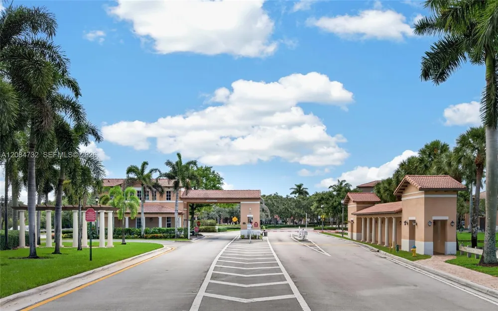 628 SW 147th Ter Pembroke Pines, FL 33027