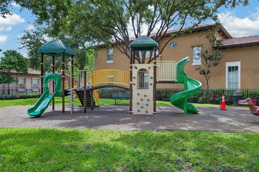 628 SW 147th Ter Pembroke Pines, FL 33027