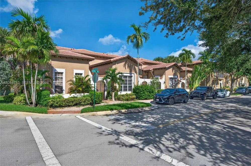 628 SW 147th Ter Pembroke Pines, FL 33027