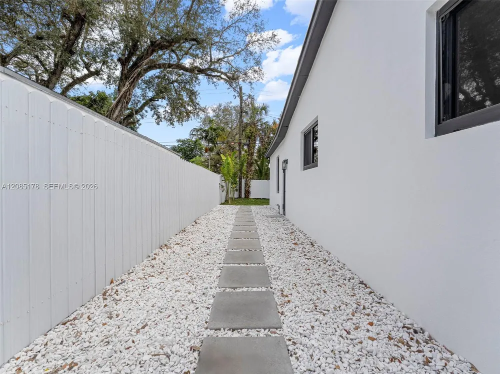 610 NE 164th Ter Miami, FL 33162