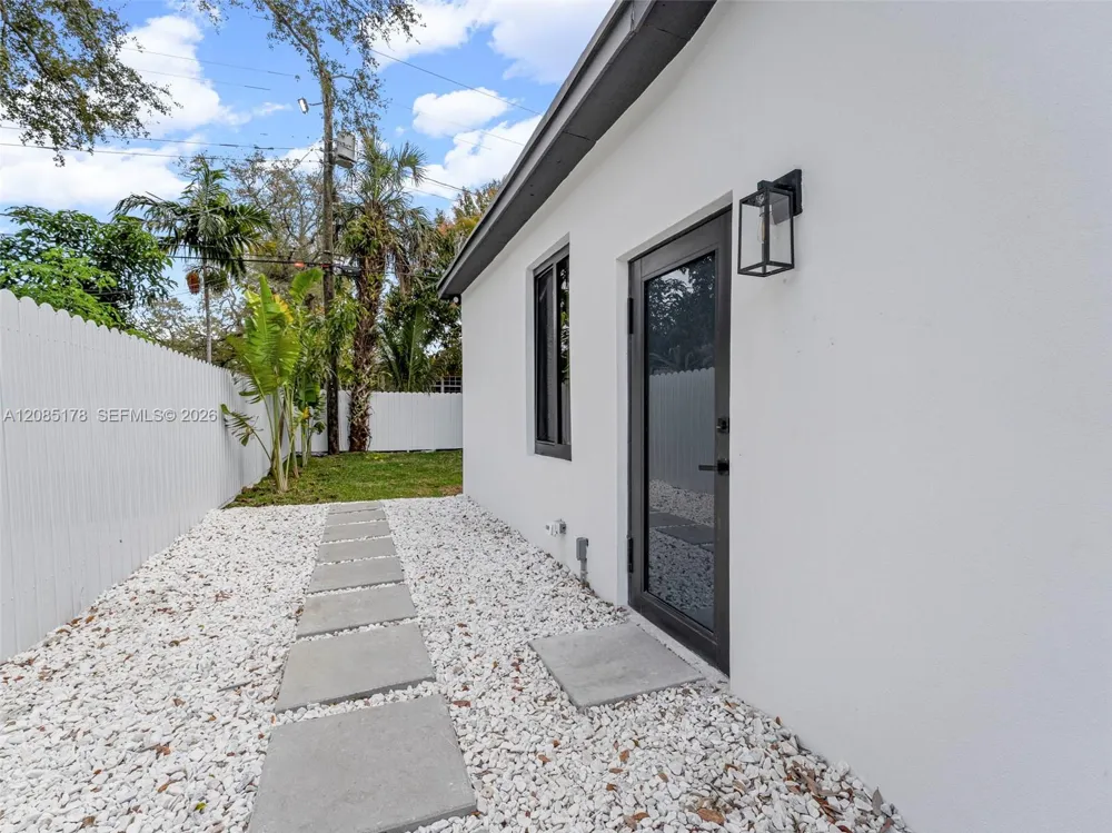 610 NE 164th Ter Miami, FL 33162