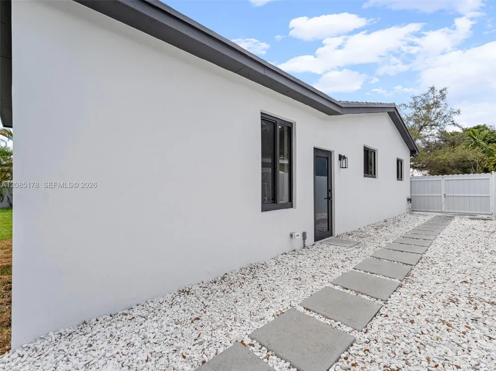 610 NE 164th Ter Miami, FL 33162