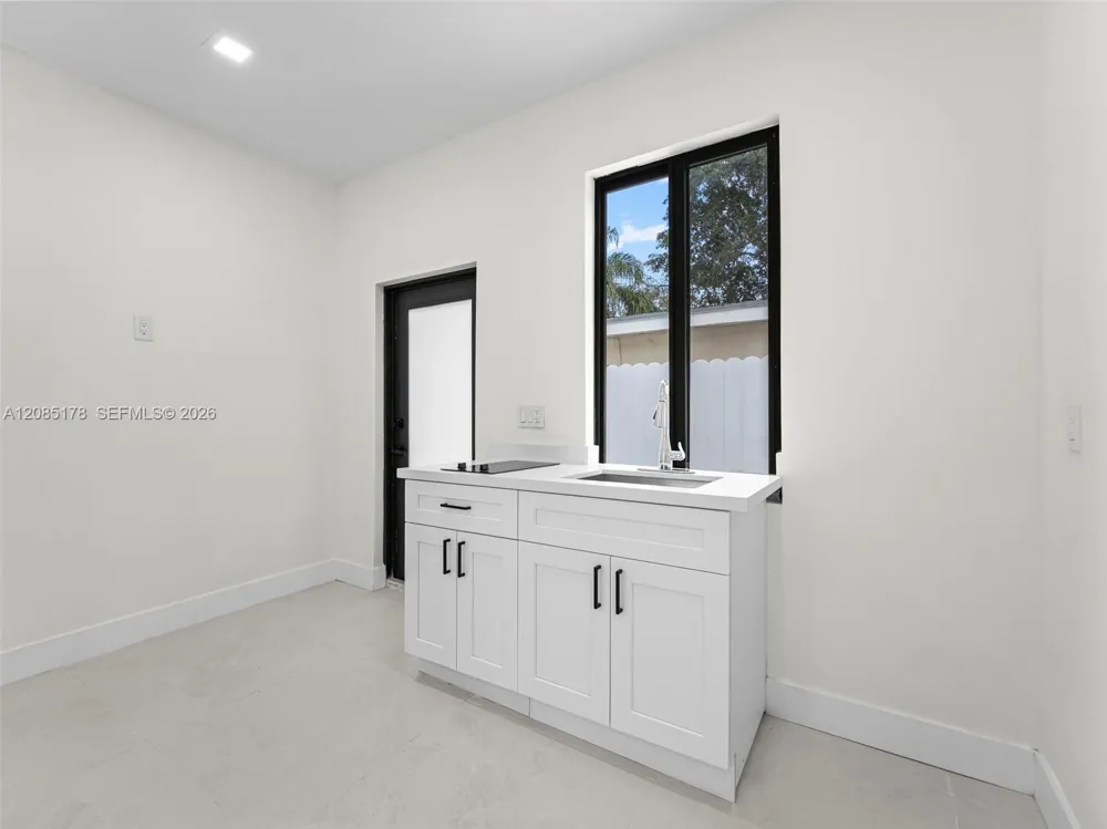 610 NE 164th Ter Miami, FL 33162