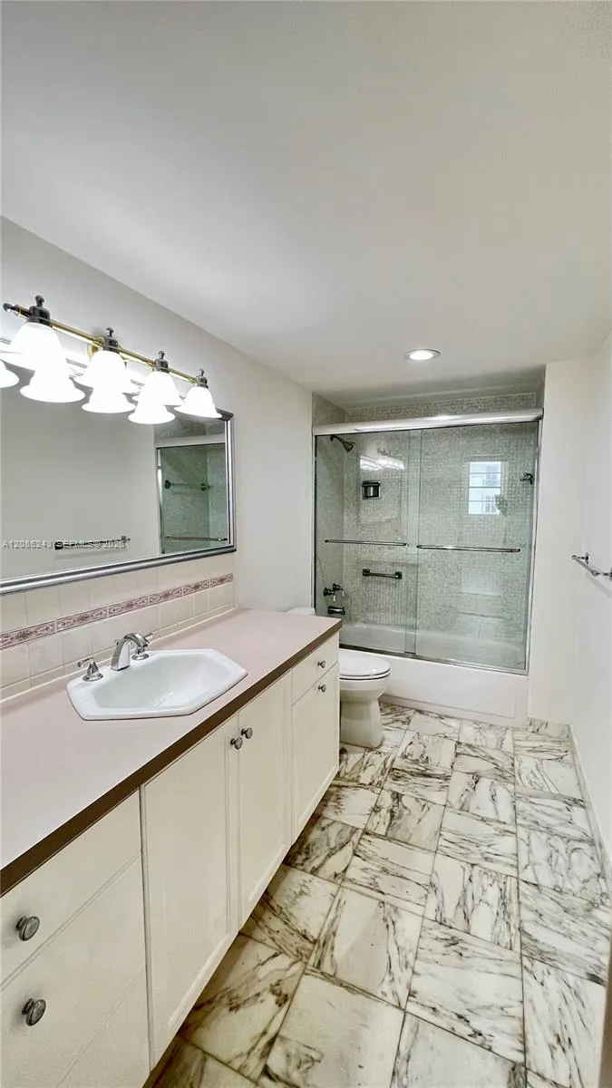 5825 Collins Ave #5G Miami Beach, FL 33140