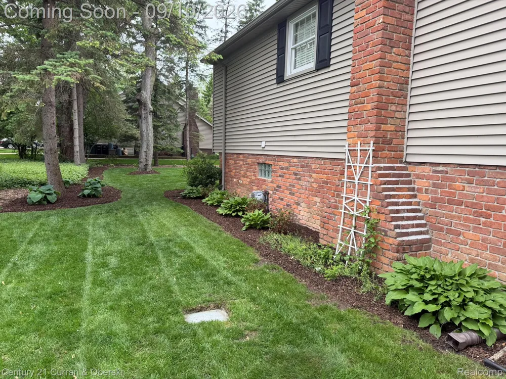 3875 Elizabeth Drive Troy City, MI 48084