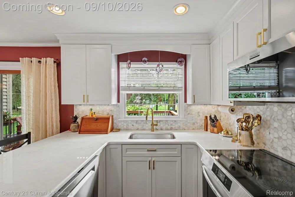 3875 Elizabeth Drive Troy City, MI 48084