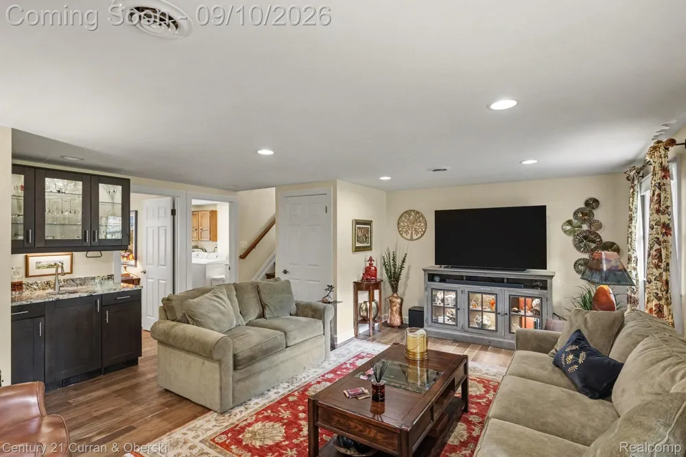 3875 Elizabeth Drive Troy City, MI 48084