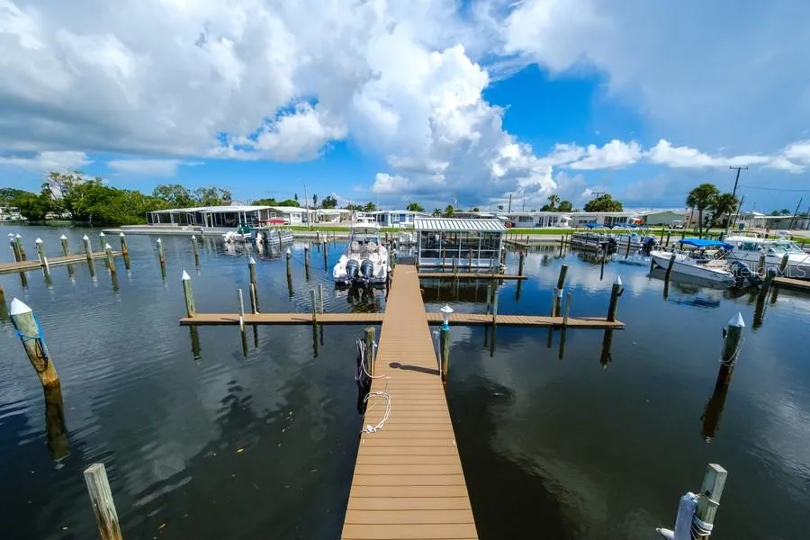 1916 ILLINOIS AVENUE Bradenton, FL 34207