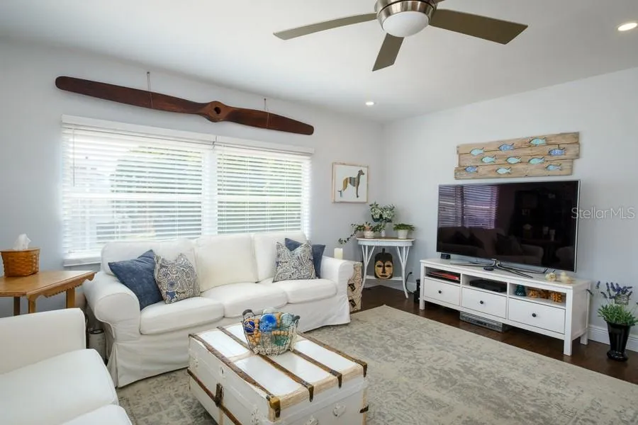 1916 ILLINOIS AVENUE Bradenton, FL 34207