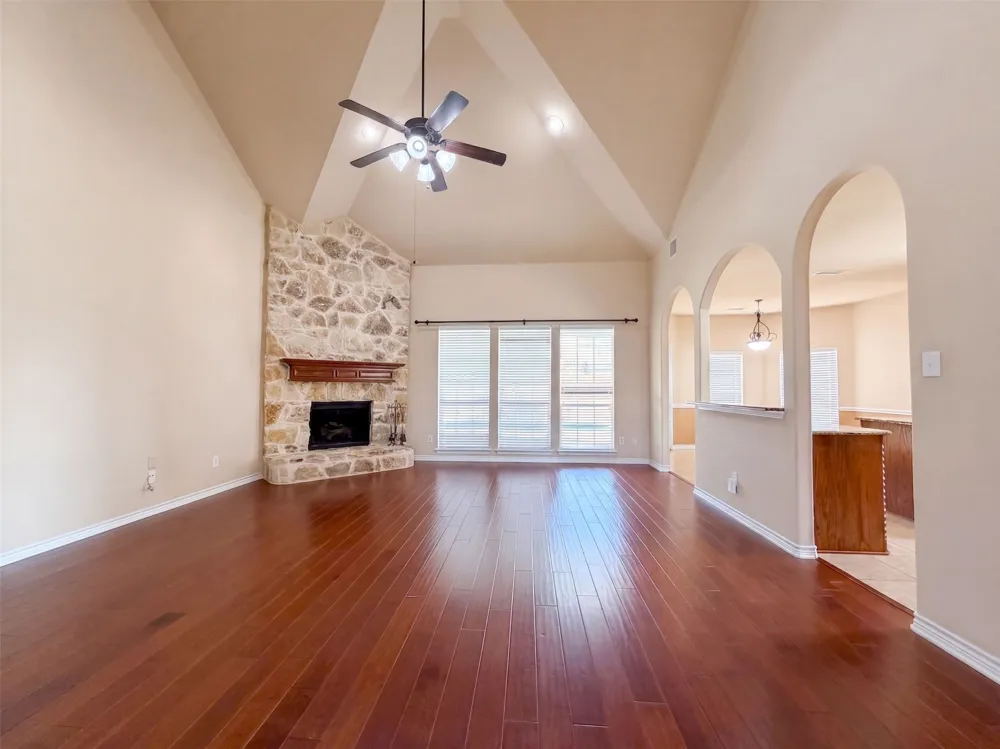 409 Lone Oak Court Kennedale, TX 76060