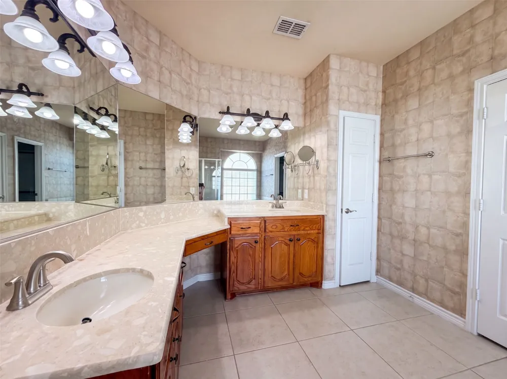 409 Lone Oak Court Kennedale, TX 76060