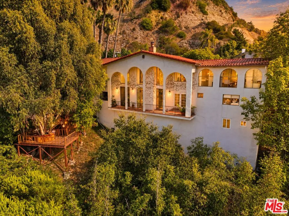 2299 Gloaming Way Beverly Hills, CA 90210