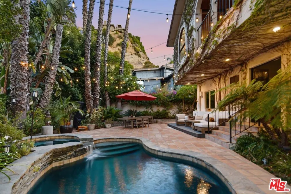 2299 Gloaming Way Beverly Hills, CA 90210