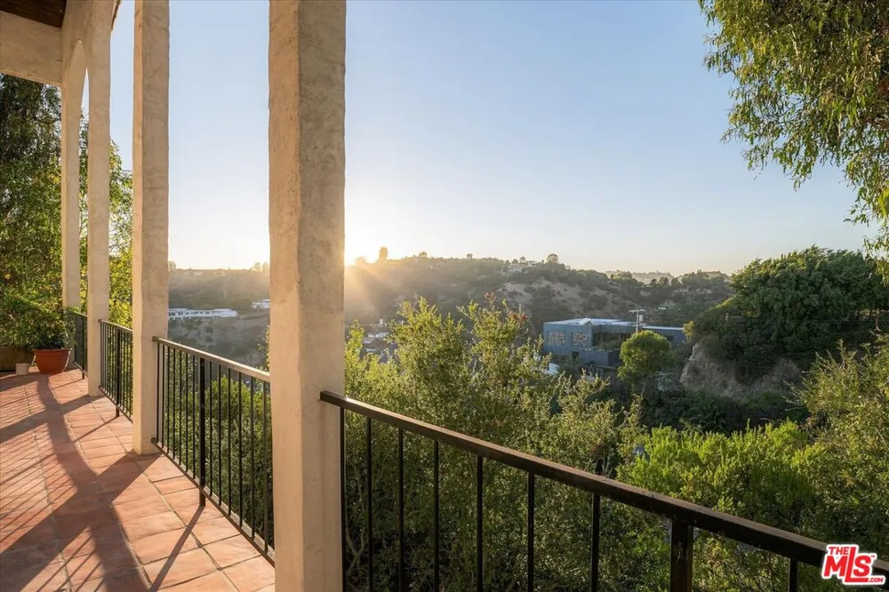 2299 Gloaming Way Beverly Hills, CA 90210