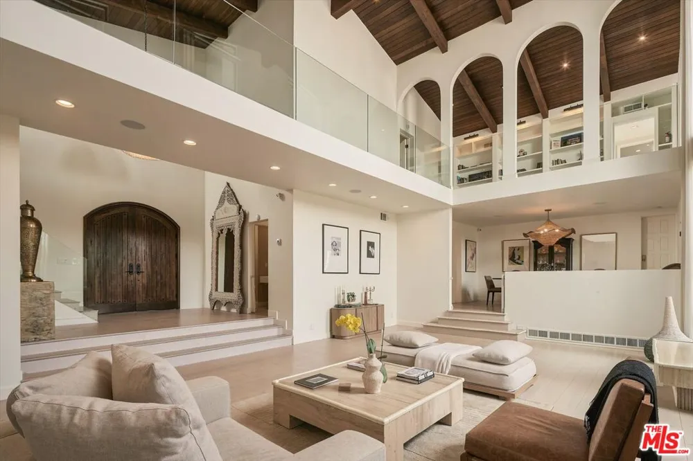 2299 Gloaming Way Beverly Hills, CA 90210