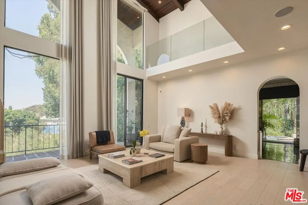2299 Gloaming Way Beverly Hills, CA 90210