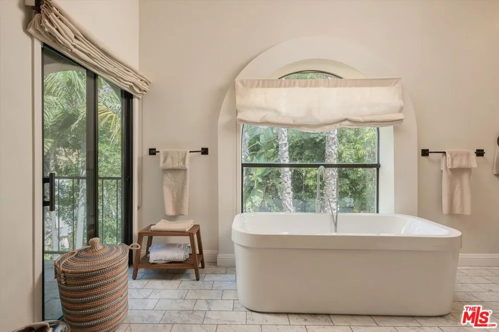 2299 Gloaming Way Beverly Hills, CA 90210