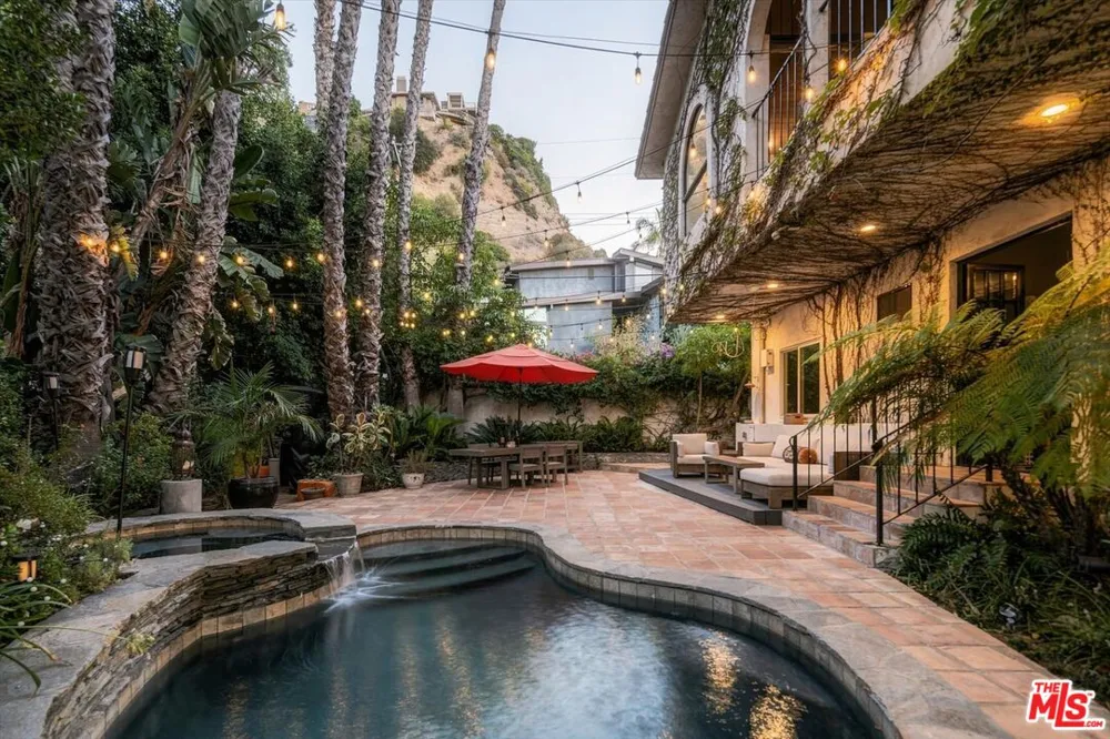 2299 Gloaming Way Beverly Hills, CA 90210
