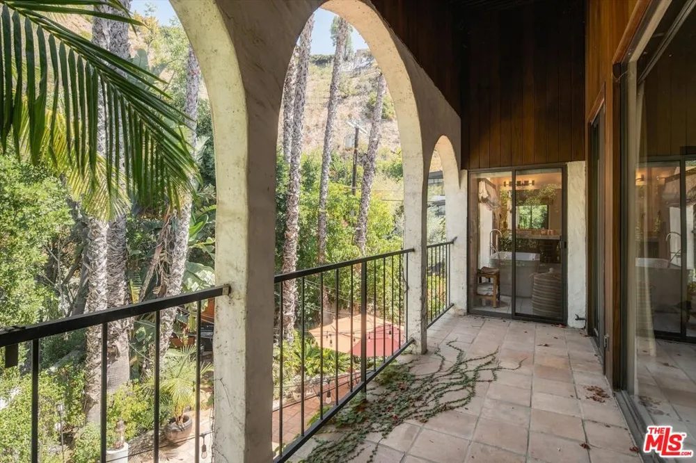 2299 Gloaming Way Beverly Hills, CA 90210
