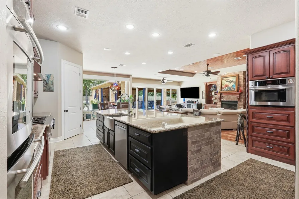 151 Lyndsey Drive Montgomery, TX 77316