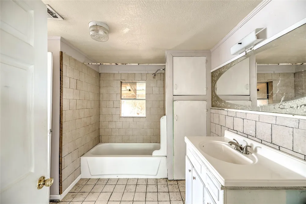 704 W West Street Livingston, TX 77351