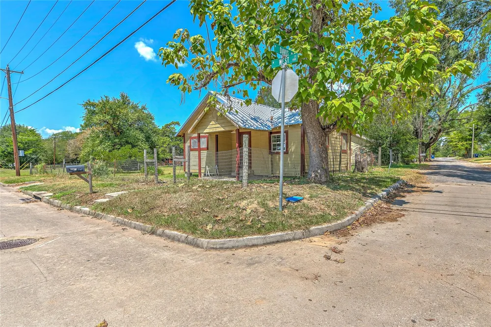 704 W West Street Livingston, TX 77351