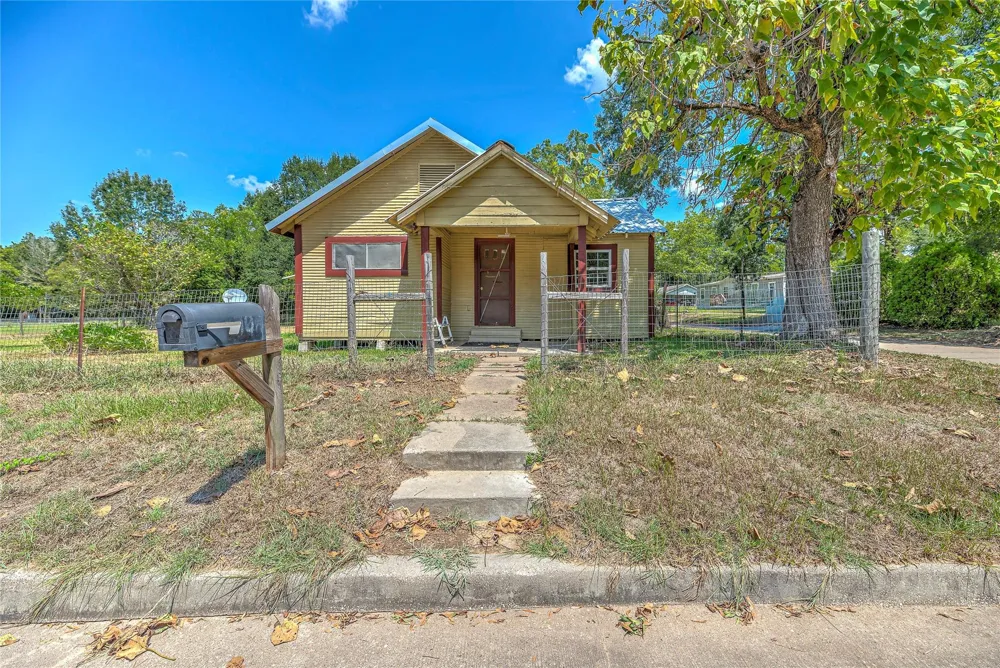 704 W West Street Livingston, TX 77351