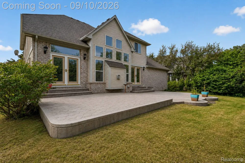 48802 Crescent Drive Macomb Township, MI 48044