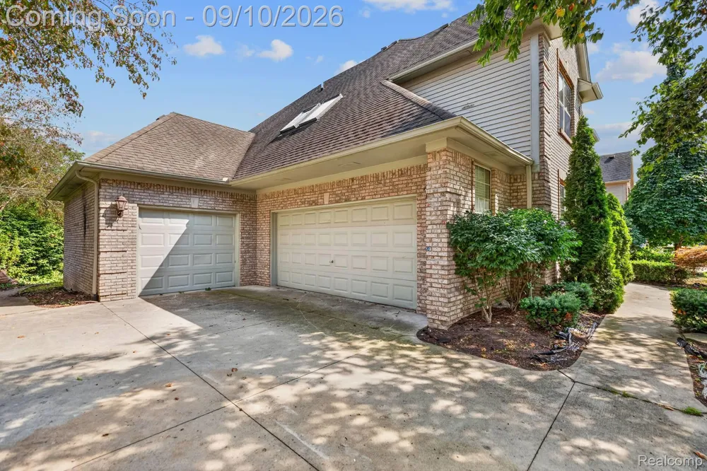 48802 Crescent Drive Macomb Township, MI 48044
