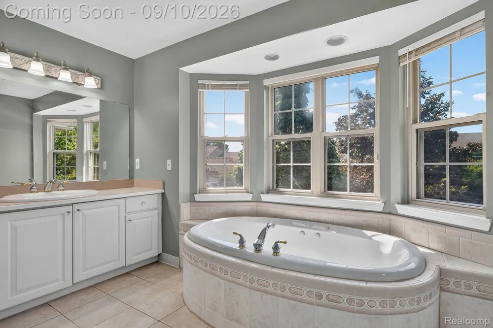 48802 Crescent Drive Macomb Township, MI 48044