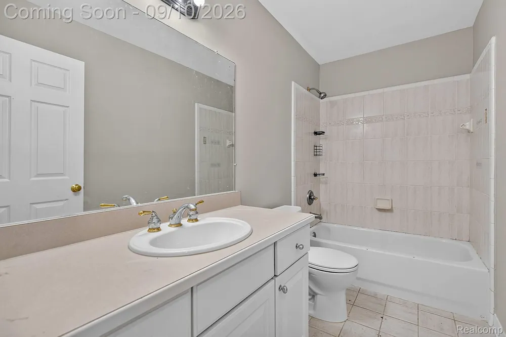 48802 Crescent Drive Macomb Township, MI 48044