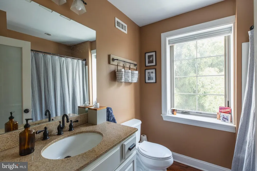 957 LAWRENCE Philadelphia, PA 19123