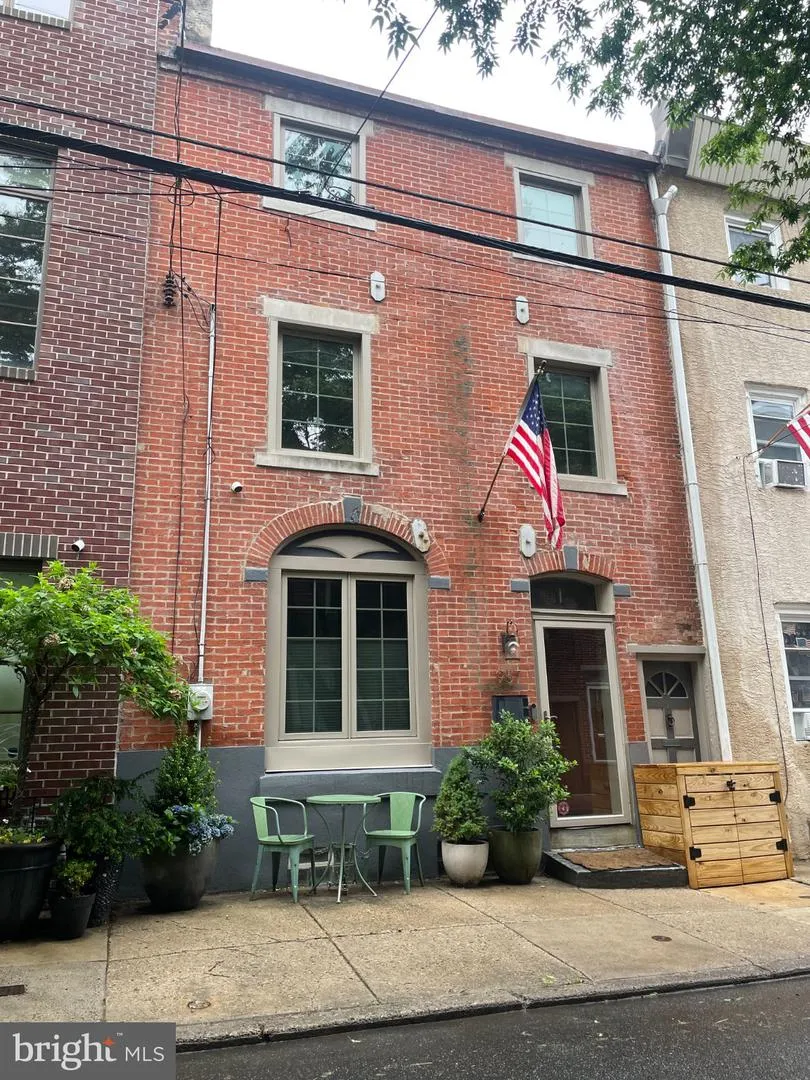 957 LAWRENCE Philadelphia, PA 19123
