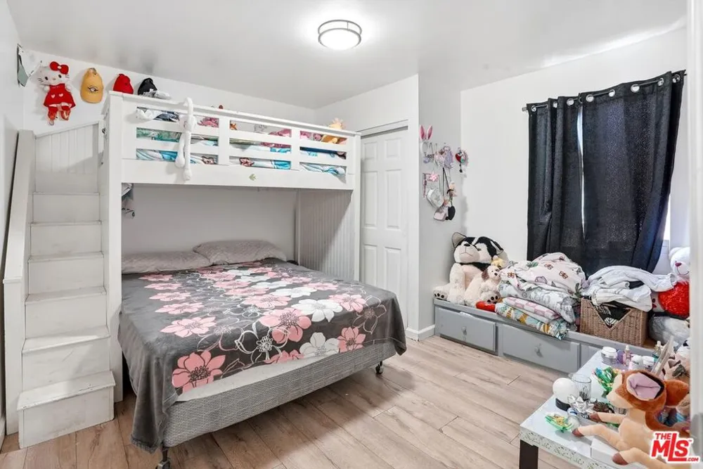 208 W 49th Street Los Angeles, CA 90037