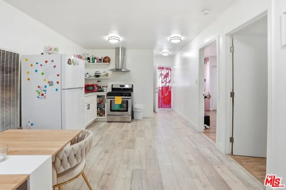 208 W 49th Street Los Angeles, CA 90037