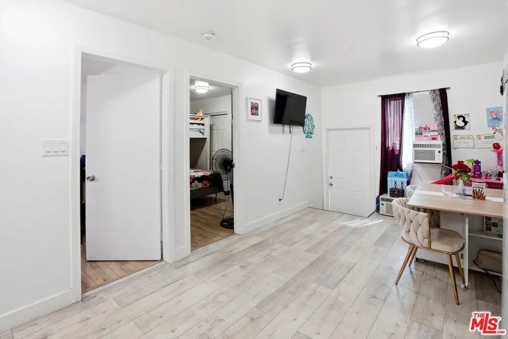 208 W 49th Street Los Angeles, CA 90037