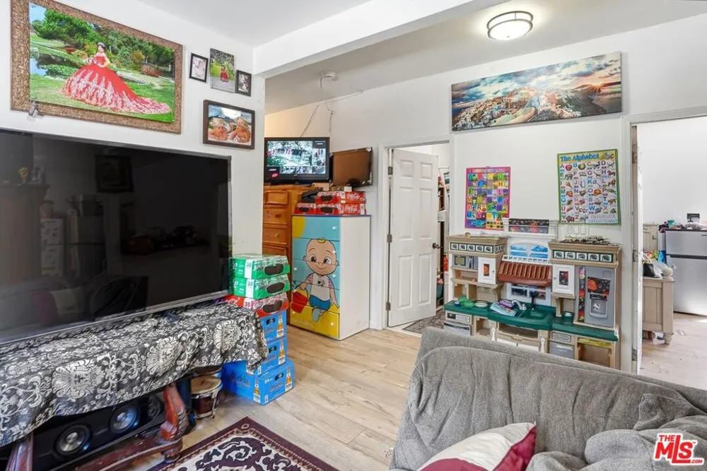 208 W 49th Street Los Angeles, CA 90037