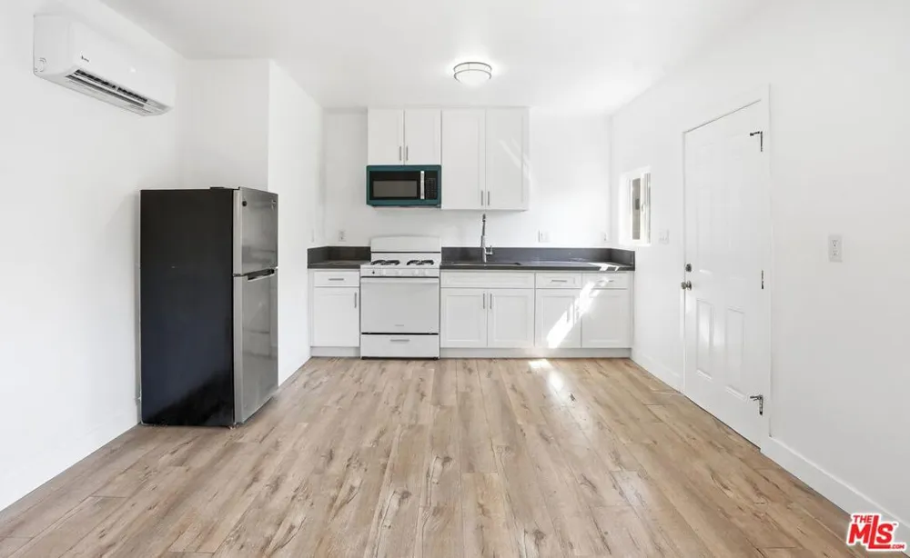 208 W 49th Street Los Angeles, CA 90037