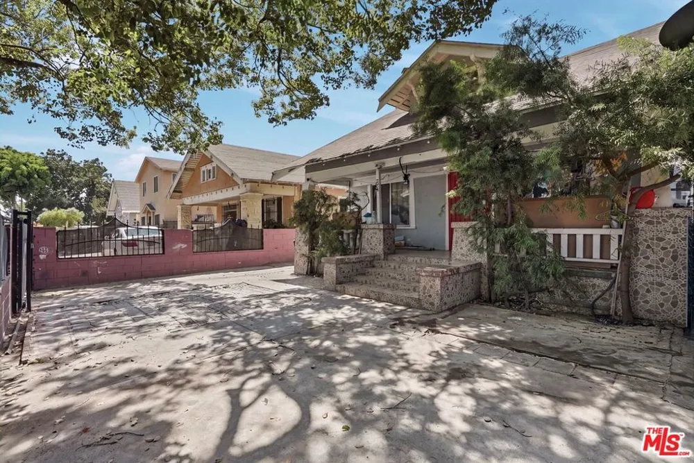 208 W 49th Street Los Angeles, CA 90037