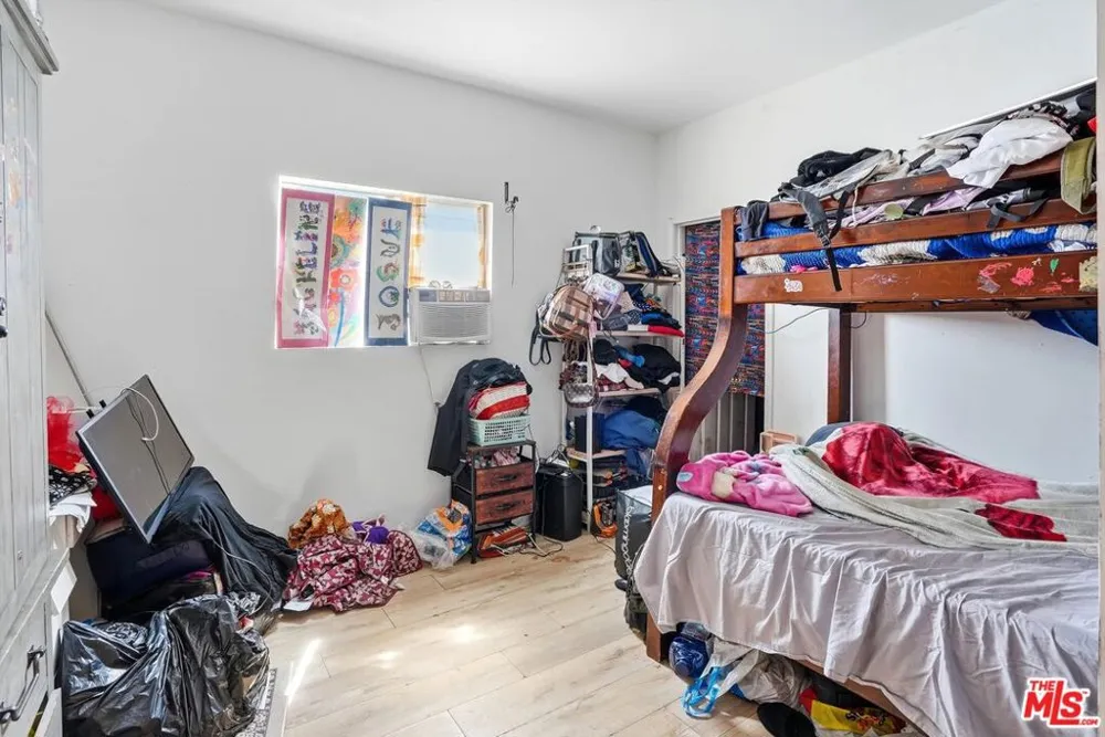 208 W 49th Street Los Angeles, CA 90037