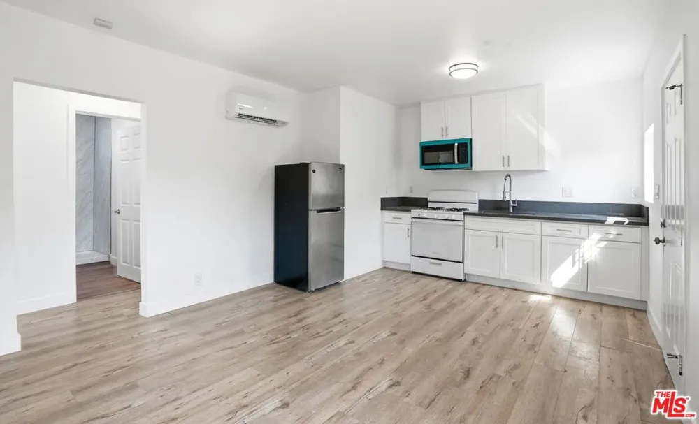 208 W 49th Street Los Angeles, CA 90037