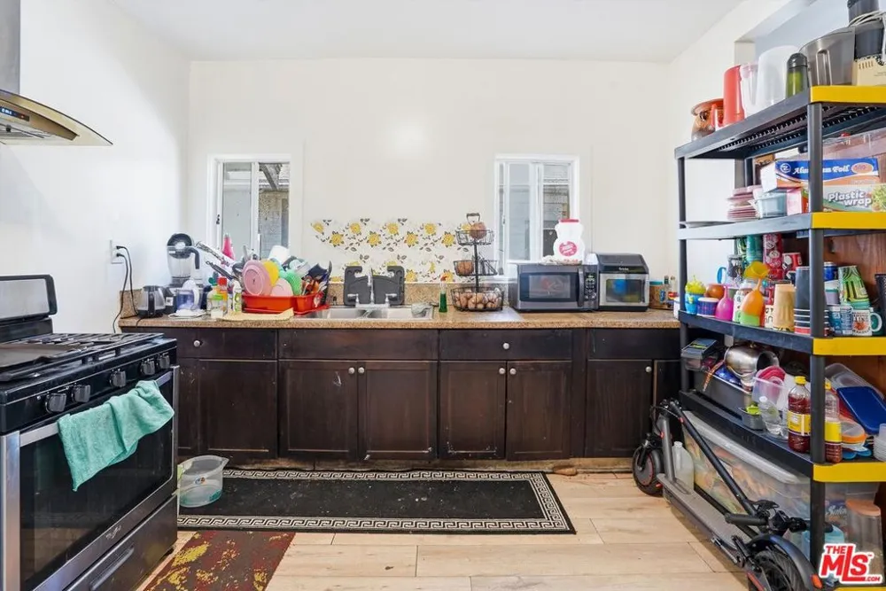 208 W 49th Street Los Angeles, CA 90037