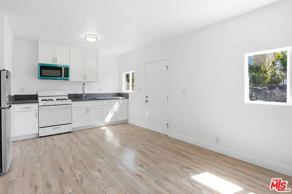208 W 49th Street Los Angeles, CA 90037