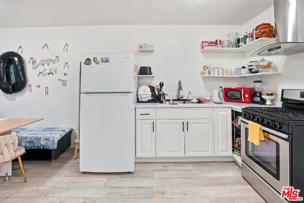 208 W 49th Street Los Angeles, CA 90037