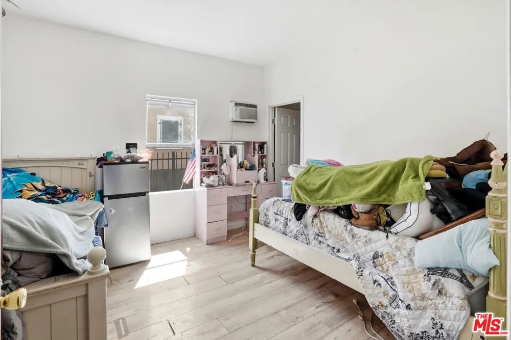 208 W 49th Street Los Angeles, CA 90037