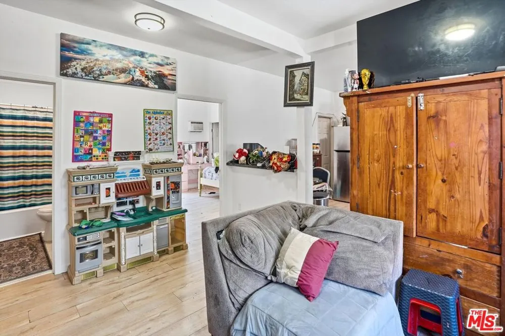 208 W 49th Street Los Angeles, CA 90037